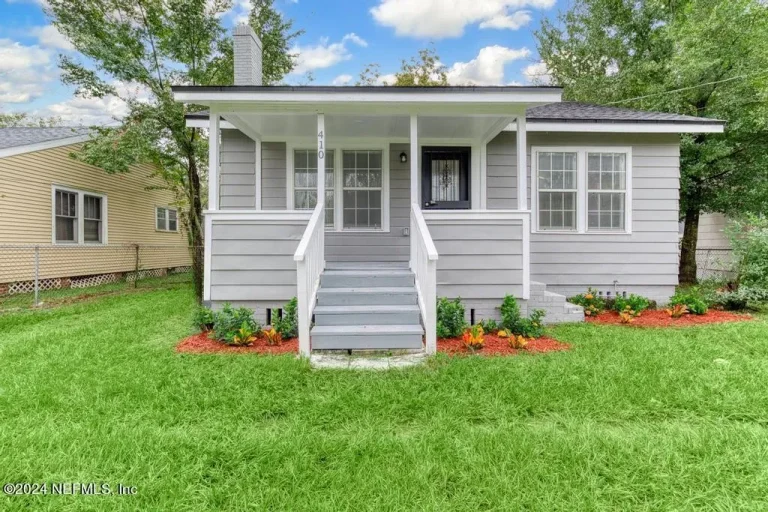 Updated 2-Bedroom Home with Spacious Backyard – Perfect for First-Time Buyers!