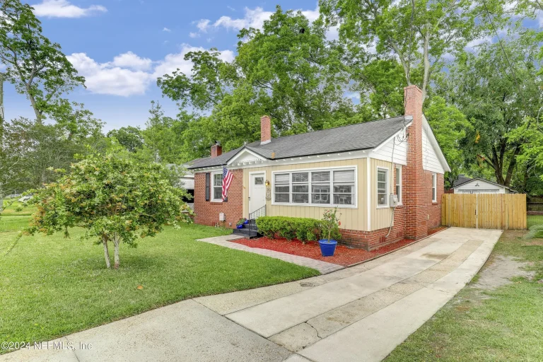 Charming Brick Bungalow in Murray Hill – Historic Charm Meets Modern Convenience!