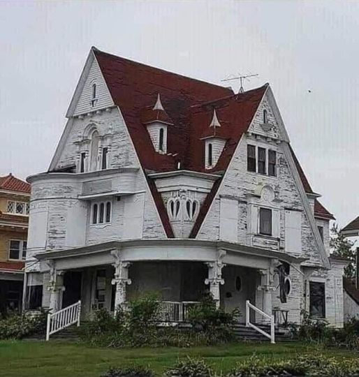 Abandoned Queen of Hearts Mansion in Marshalltown, IA