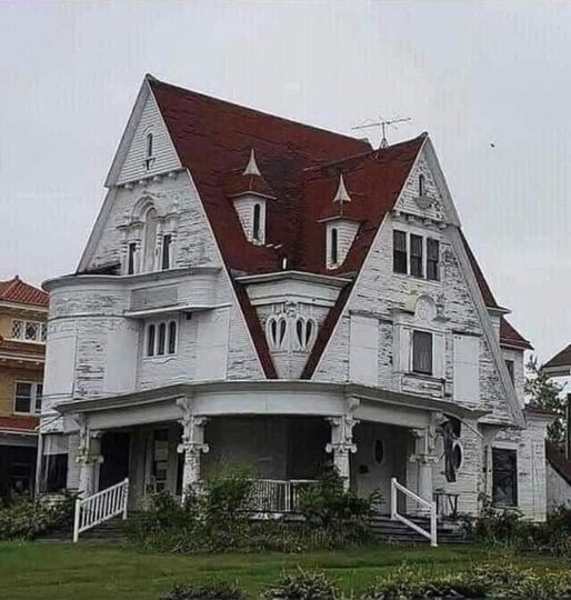 Abandoned Queen of Hearts Mansion in Marshalltown