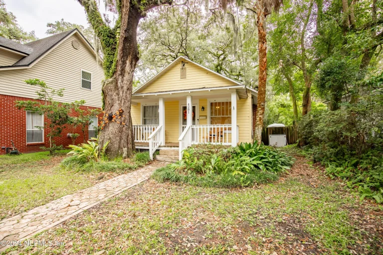 Charming Ortega Gem: Cozy 2-Bedroom Home with a Tranquil Backyard Retreat!